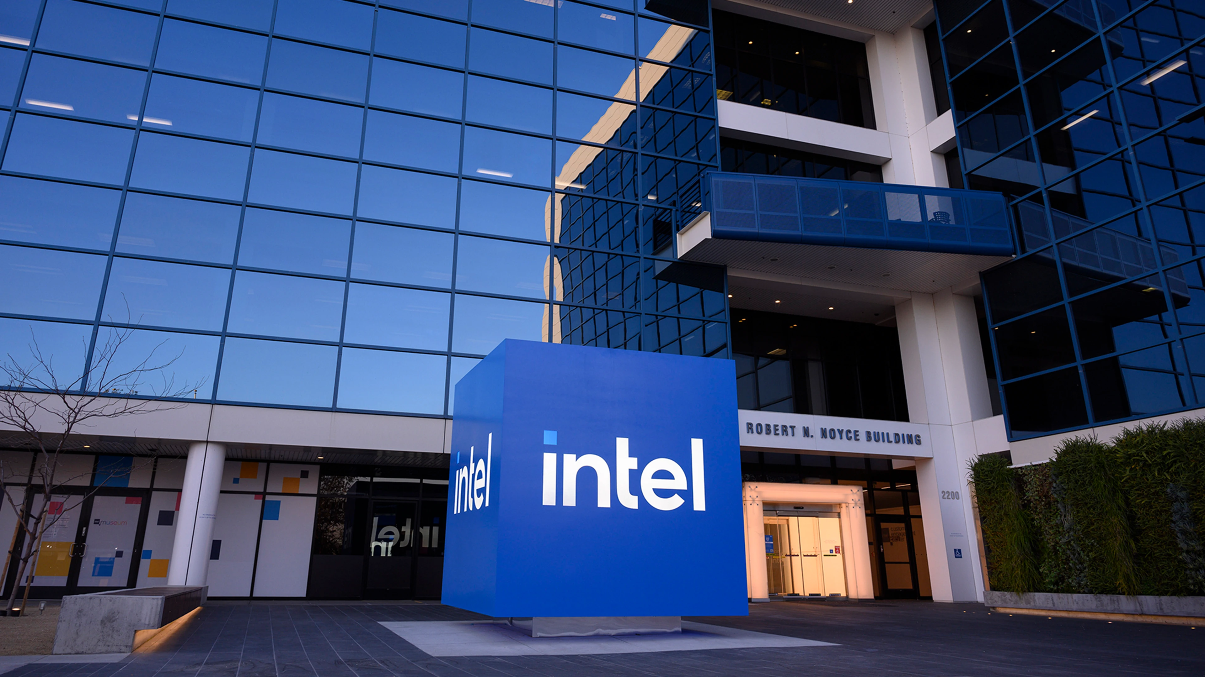 Intel advanced packaging: EMIB, Foveros és chiplet technológia